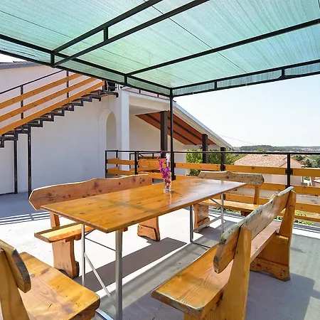 Dino 1355 Apartmán